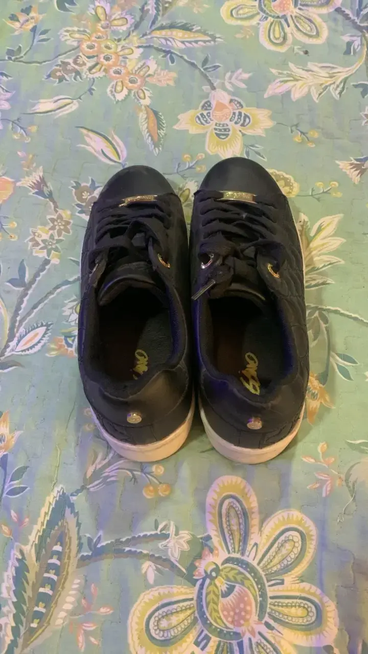 Zapatillas negras con diseño escamado - 2