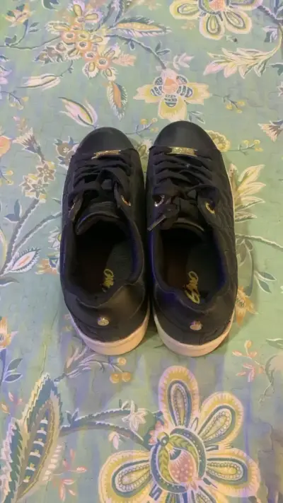 Zapatillas negras con diseño escamado - miniatura 2