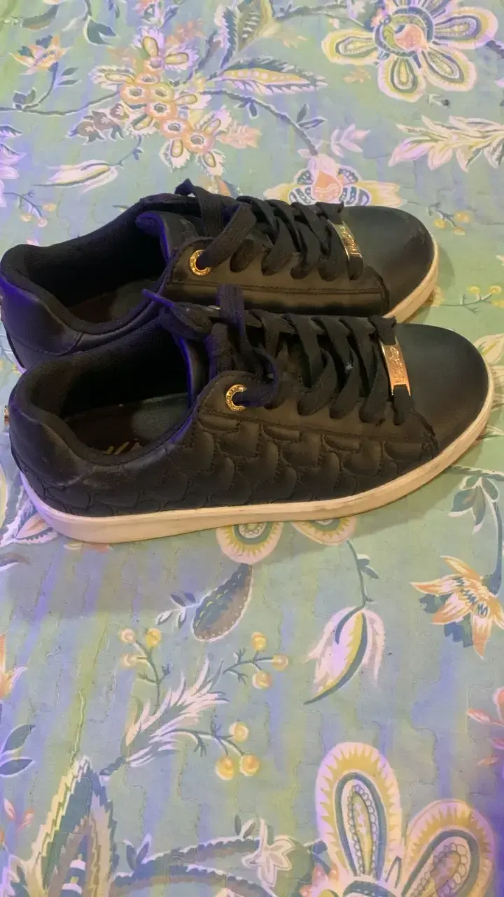 Zapatillas negras con diseño escamado - 3