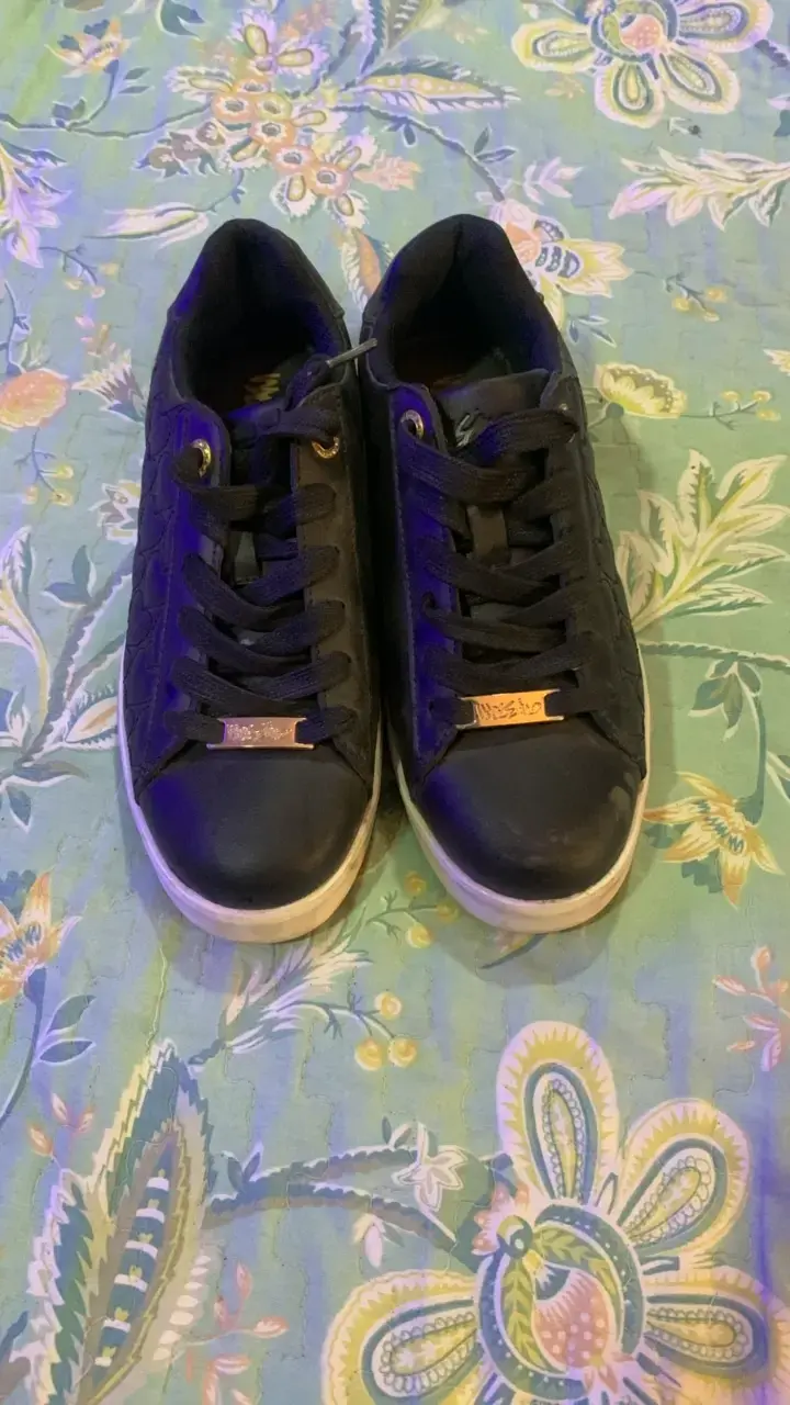 Zapatillas negras con diseño escamado - 4