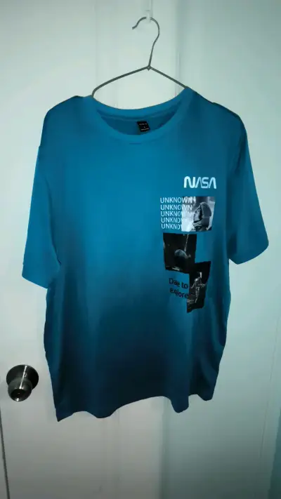 Polera azul NASA con diseño gráfico - miniatura 1