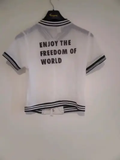 Polera blanca con diseño de texto talla S - miniatura 2