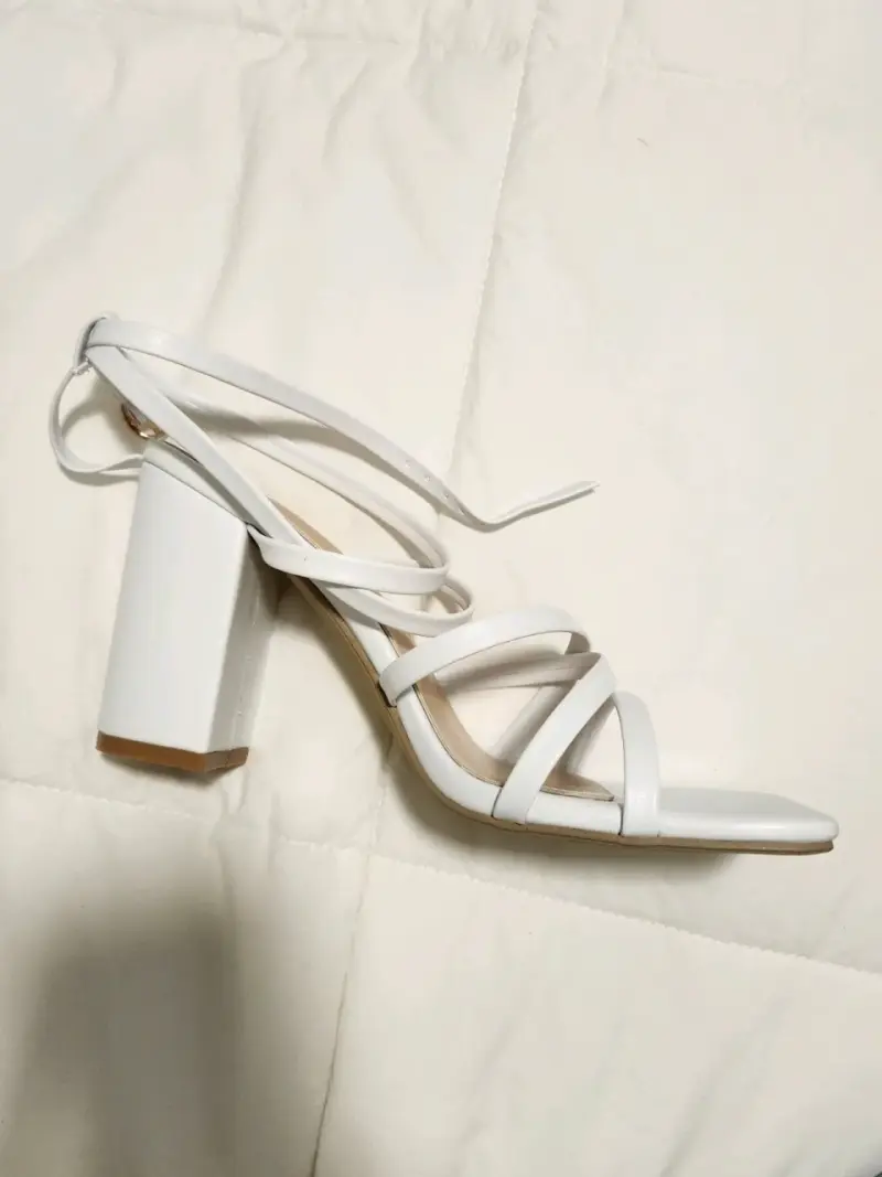Sandalias blancas con tiras NUEVAS - 1
