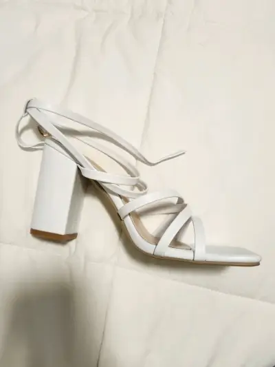 Sandalias blancas con tiras NUEVAS - miniatura 1