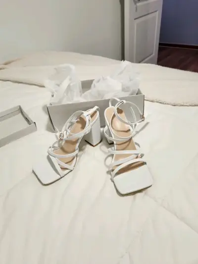 Sandalias blancas con tiras NUEVAS - miniatura 3