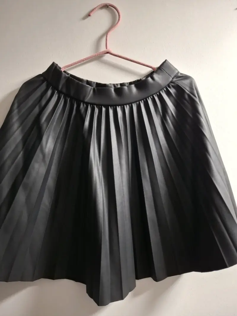 Falda plisada engomada negra Zara - 2