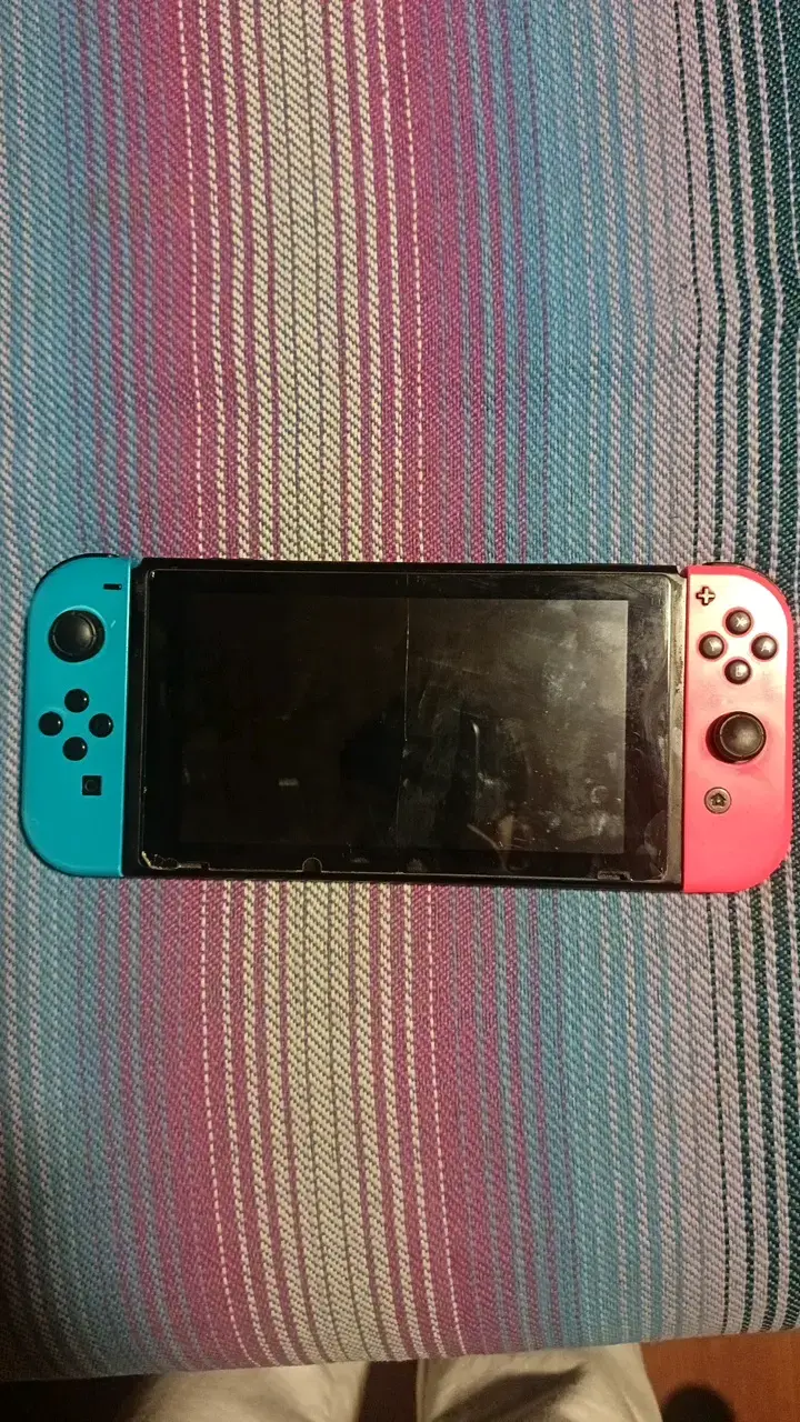 Consola Nintendo Switch con Joy-Con azul y rojo - 1