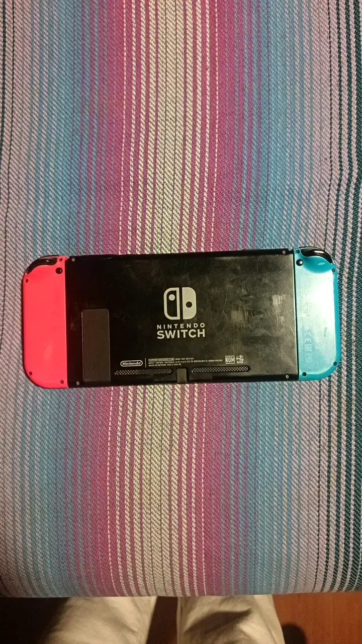 Consola Nintendo Switch con Joy-Con azul y rojo - 2
