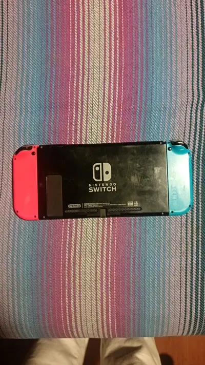 Consola Nintendo Switch con Joy-Con azul y rojo - miniatura 2