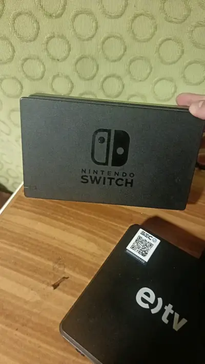 Consola Nintendo Switch con Joy-Con azul y rojo - miniatura 5
