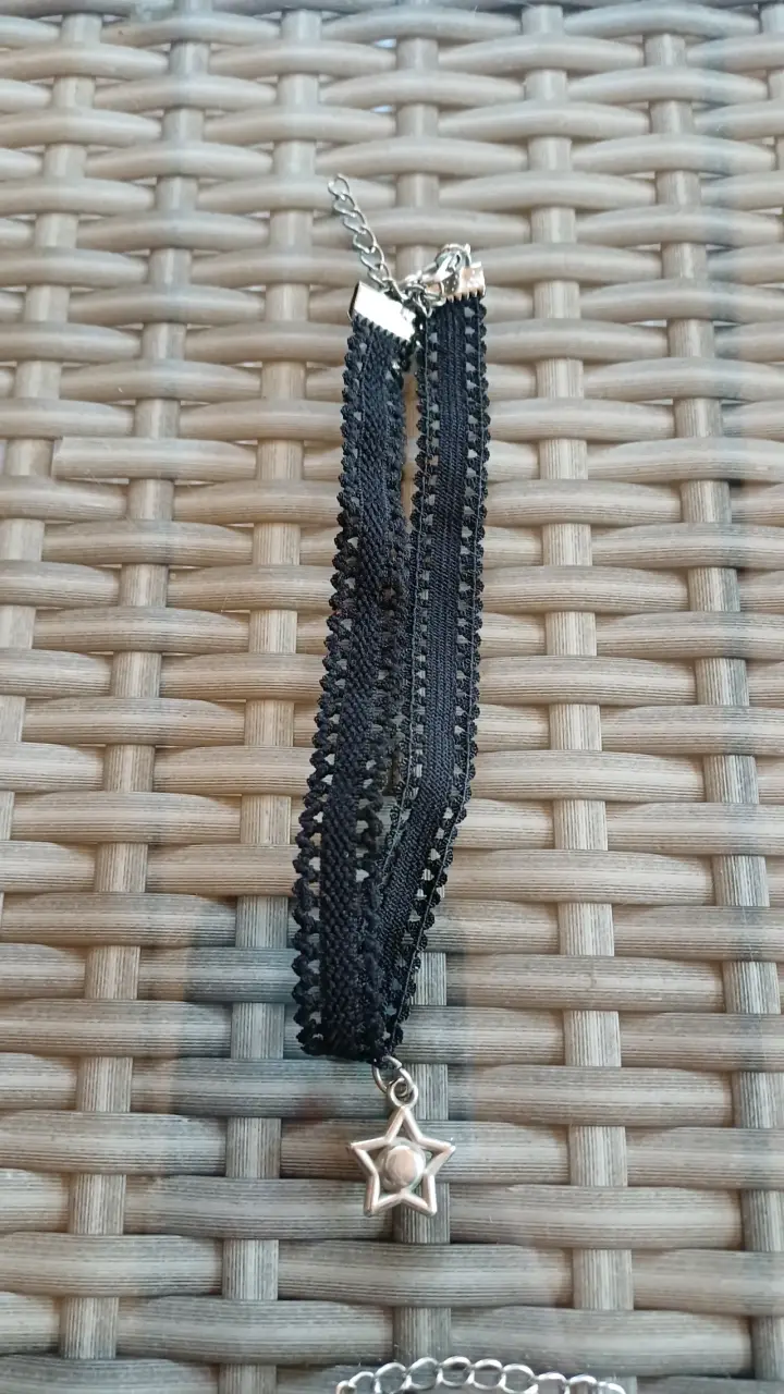 Choker de encaje negro con dije de estrella - 1