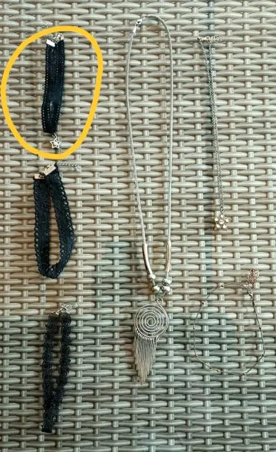 Choker de encaje negro con dije de estrella - miniatura 2