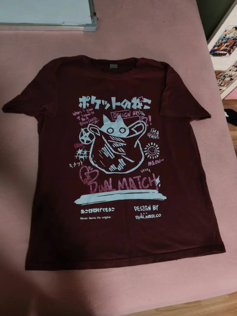 Polera gráfica burdeos con diseño único