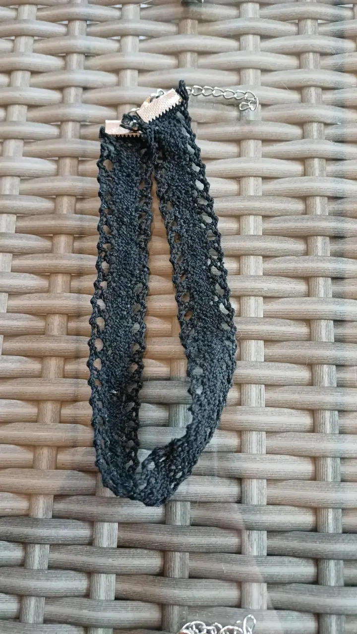 Choker de encaje negro con cierre metálico - 1