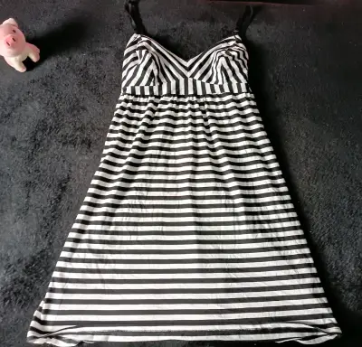 Vestido de rayas blanco y negro para mujer - miniatura 3