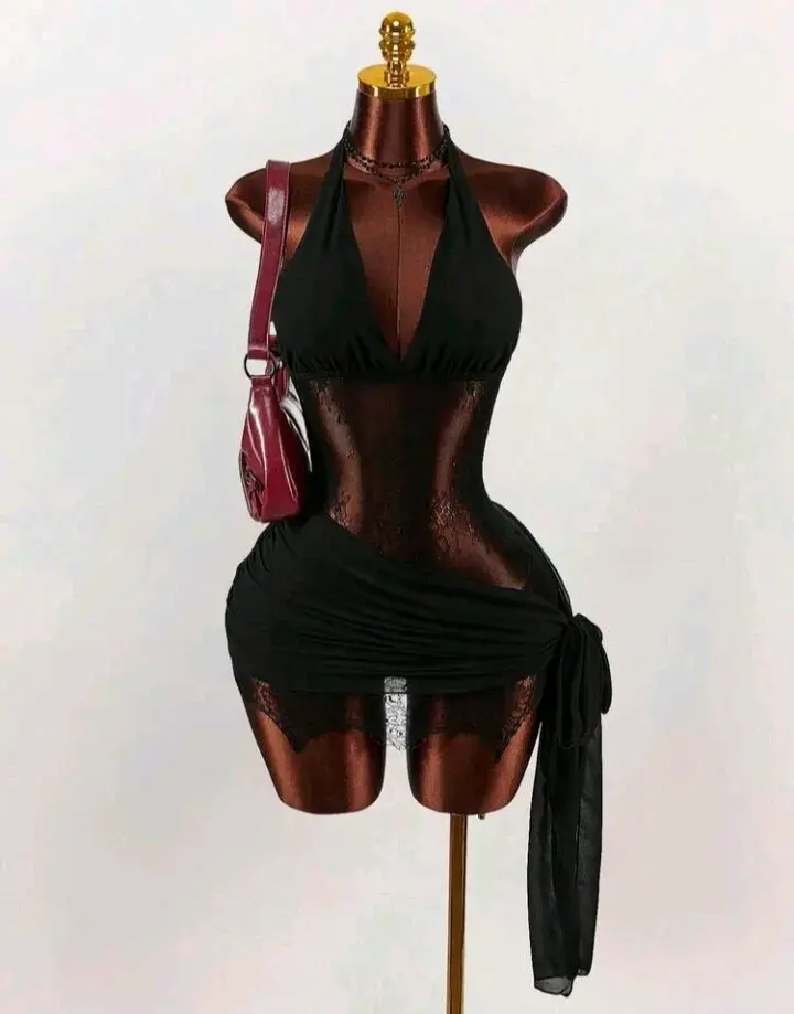 Vestido negro con encaje y escote halter - 1