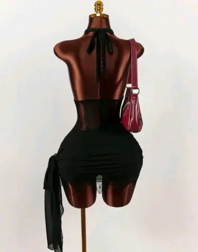 Vestido negro con encaje y escote halter - miniatura 2