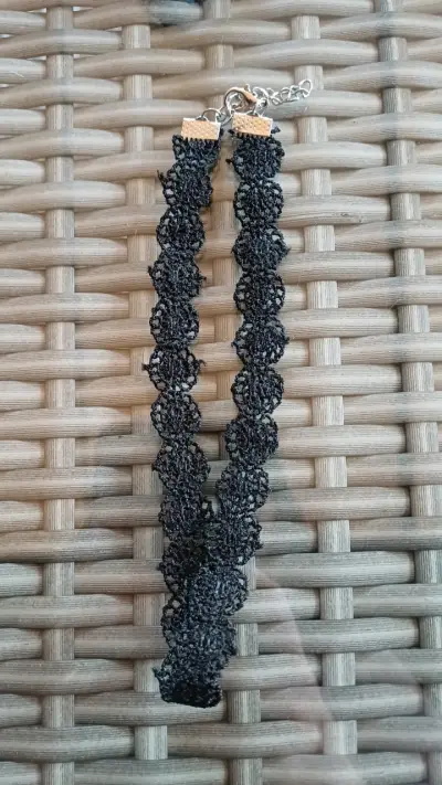 Choker de encaje negro con cierre ajustable - miniatura 1