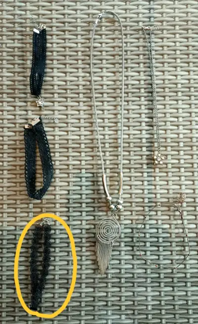 Choker de encaje negro con cierre ajustable - miniatura 2
