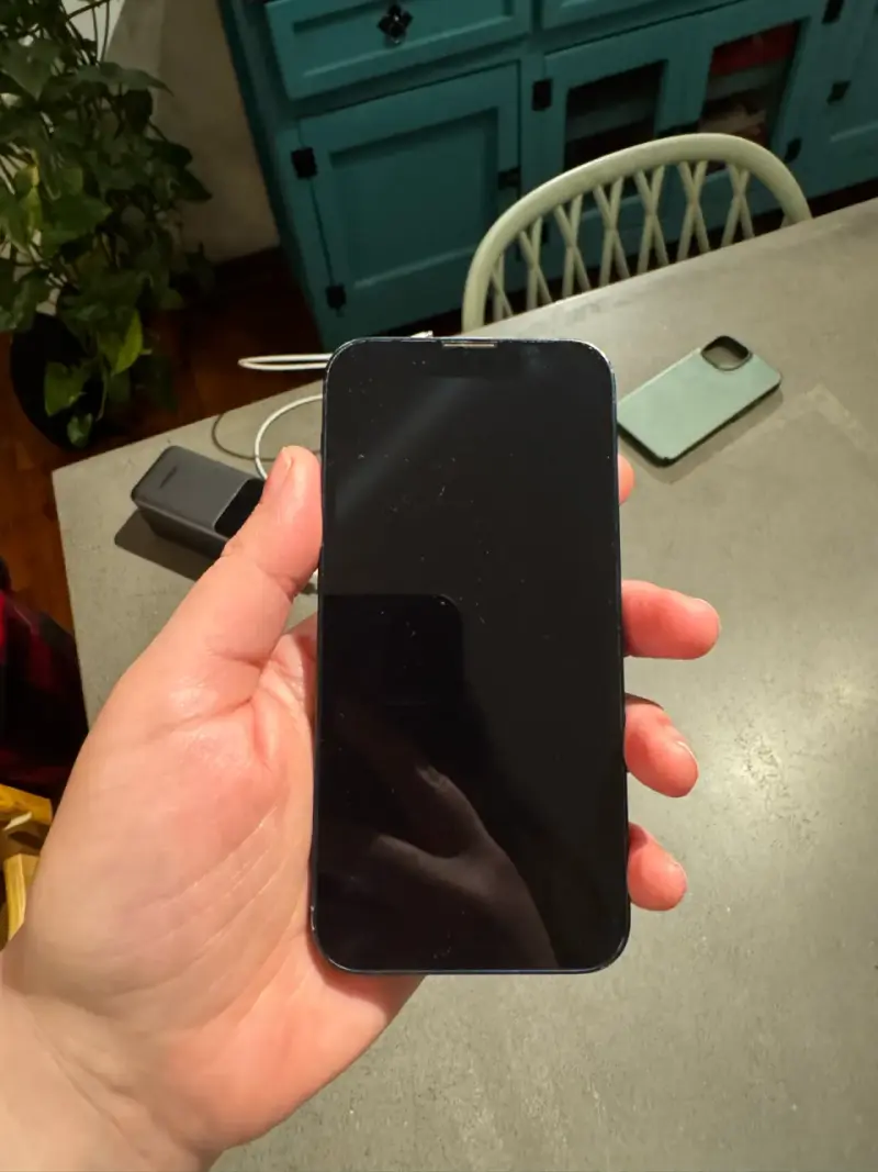 iPhone 13 mini en excelente estado - 1