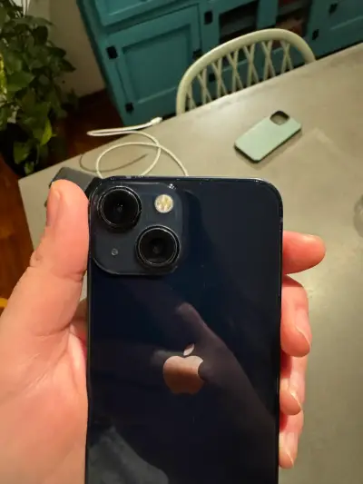 iPhone 13 mini en excelente estado - miniatura 4
