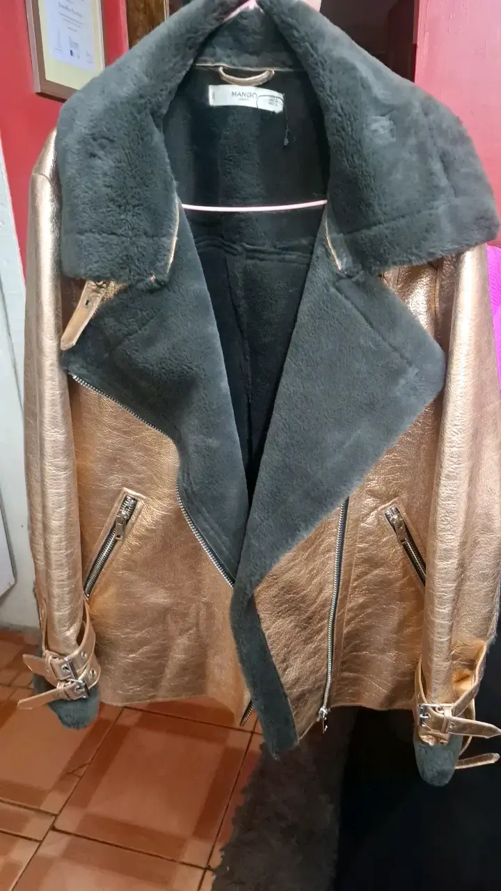 Chaqueta dorada Mango con forro peludito - 1
