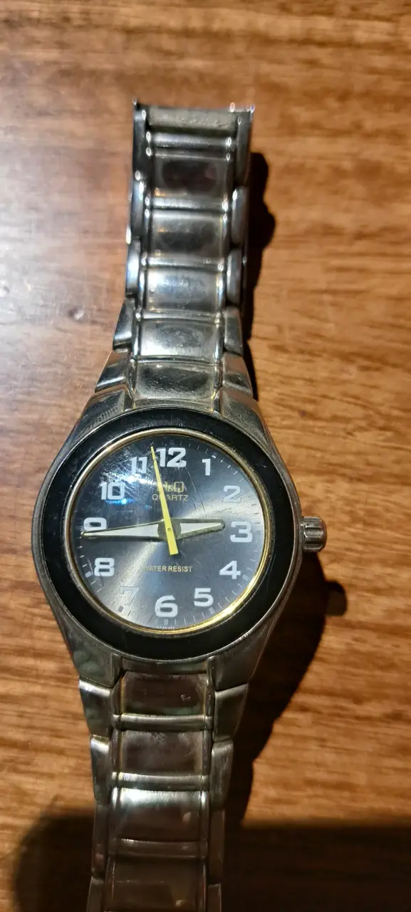 Reloj análogo Q&Q resistente al agua