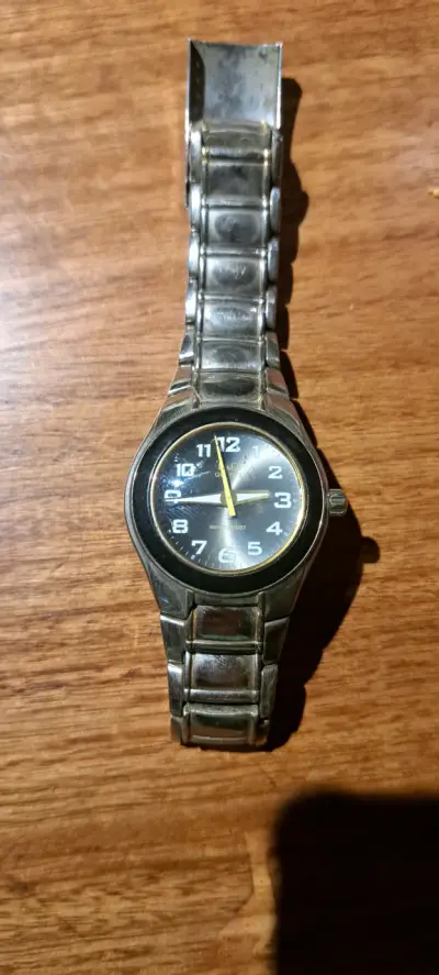 Reloj análogo Q&Q resistente al agua - miniatura 2