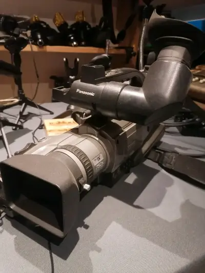 Cámara de video profesional Panasonic con zoom 750X - miniatura 1