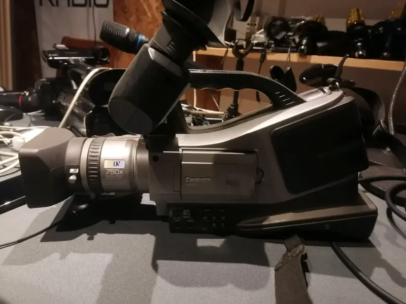Cámara de video profesional Panasonic con zoom 750X - 2