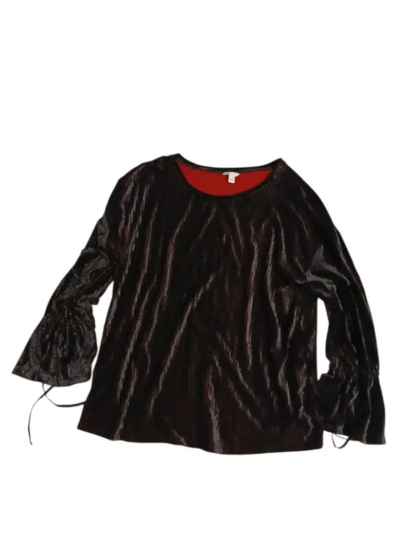 Blusa de terciopelo negro con mangas acampanadas