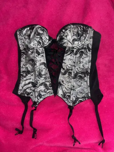 Corset negro y plateado con encaje floral - miniatura 1
