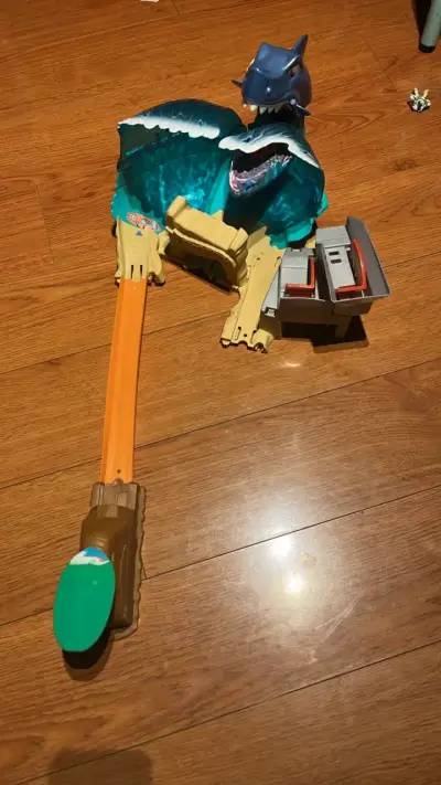 Pista de autos Hot Wheels con dinosaurio - miniatura 1