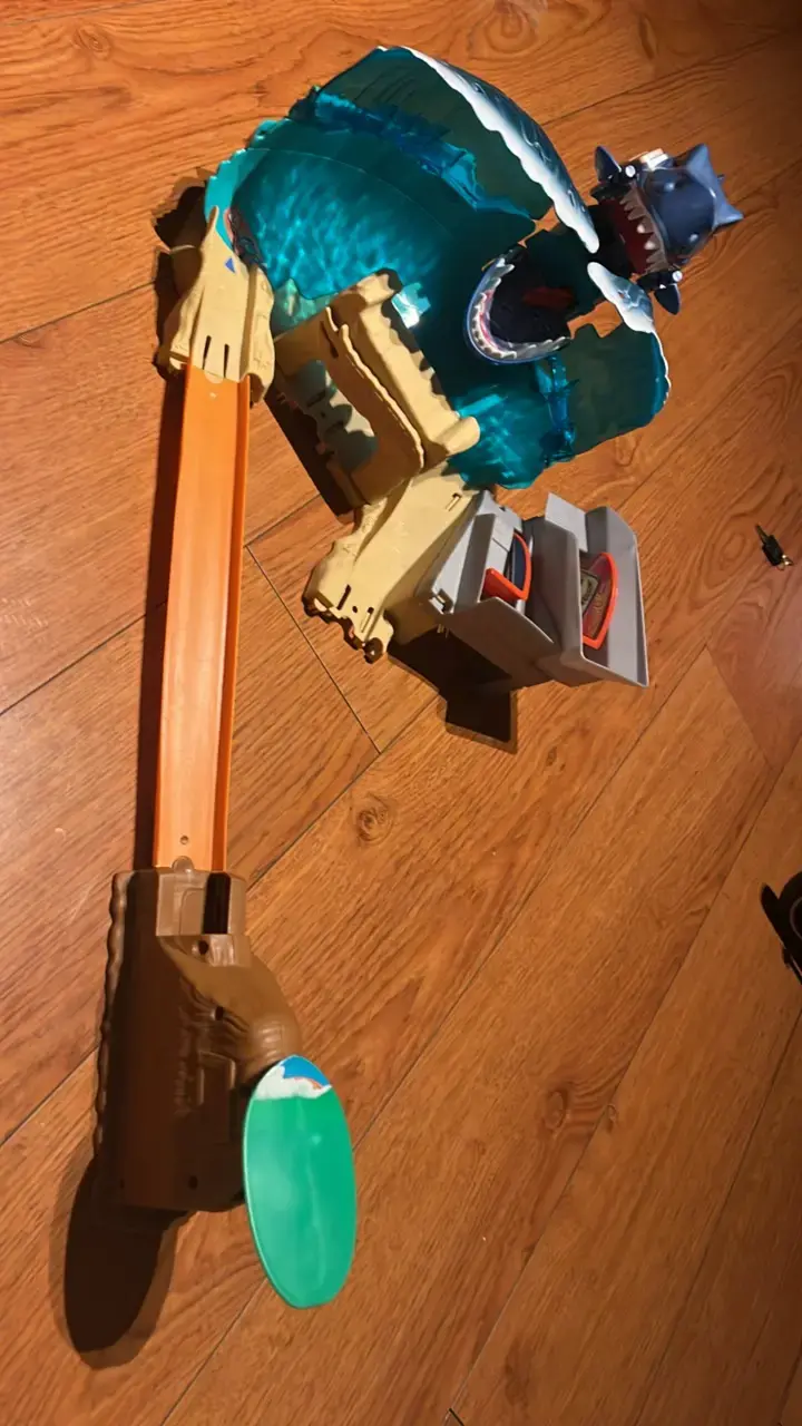 Pista de autos Hot Wheels con dinosaurio - 2
