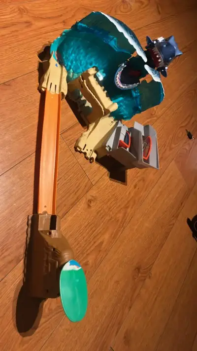Pista de autos Hot Wheels con dinosaurio - miniatura 2