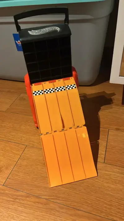 Pista de carreras Hot Wheels portátil - miniatura 1