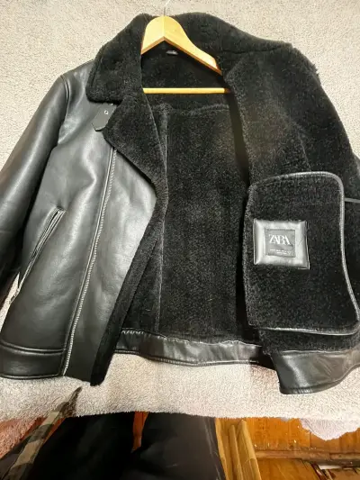 Chaqueta de cuero negra Zara con forro de lana - miniatura 4