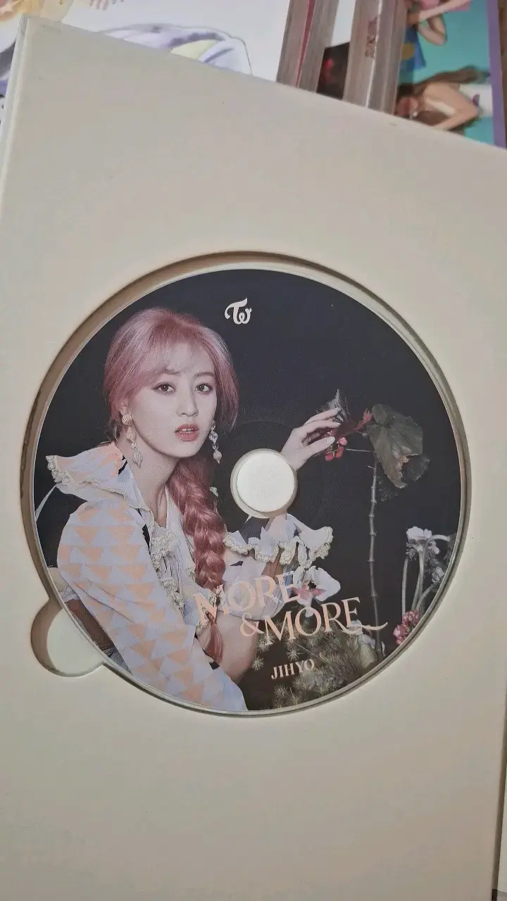 Álbum de música 'More & More' de TWICE - 4