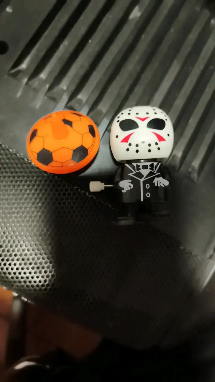 Figura de juguete Jason con un trompo - 1