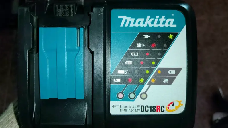 Cargador de Baterías Makita DC18RC - 1