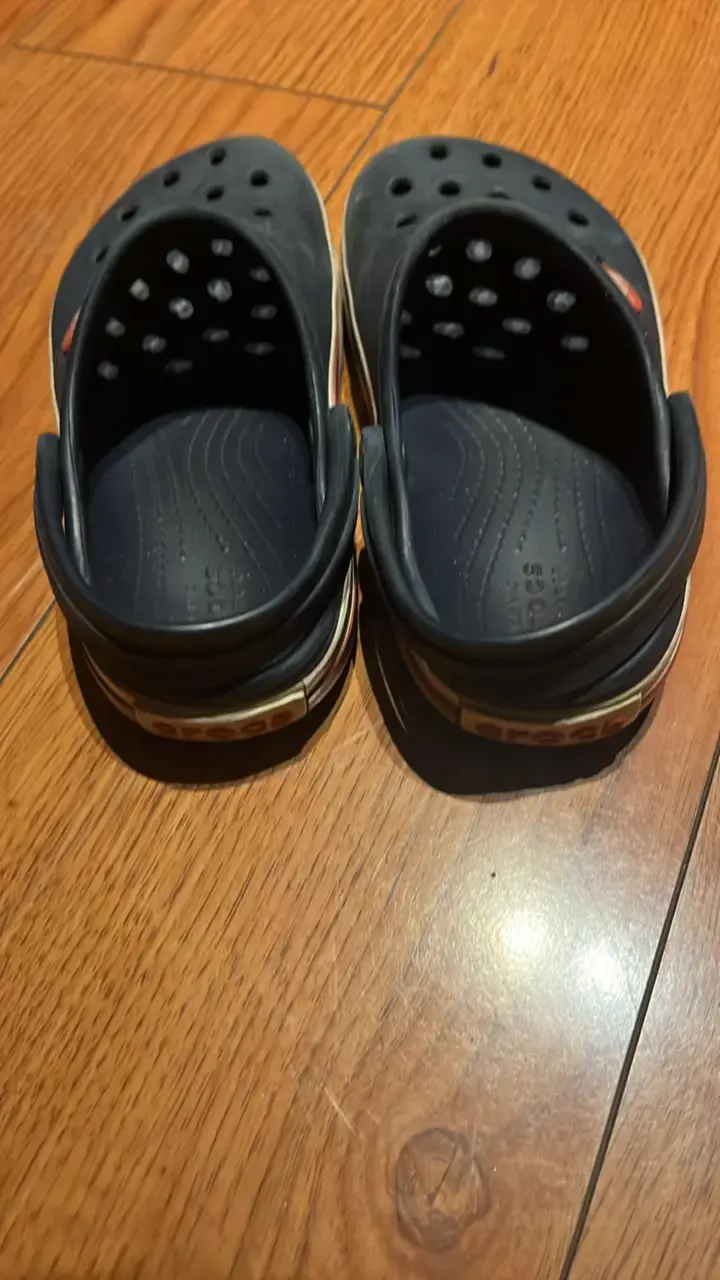 Crocs clásicos azul marino C9 - 2