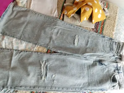 Jeans de mezclilla azul claro con diseño desgastado - miniatura 1