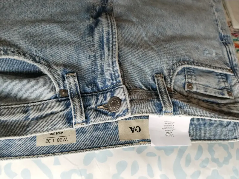 Jeans de mezclilla azul claro con diseño desgastado - 2
