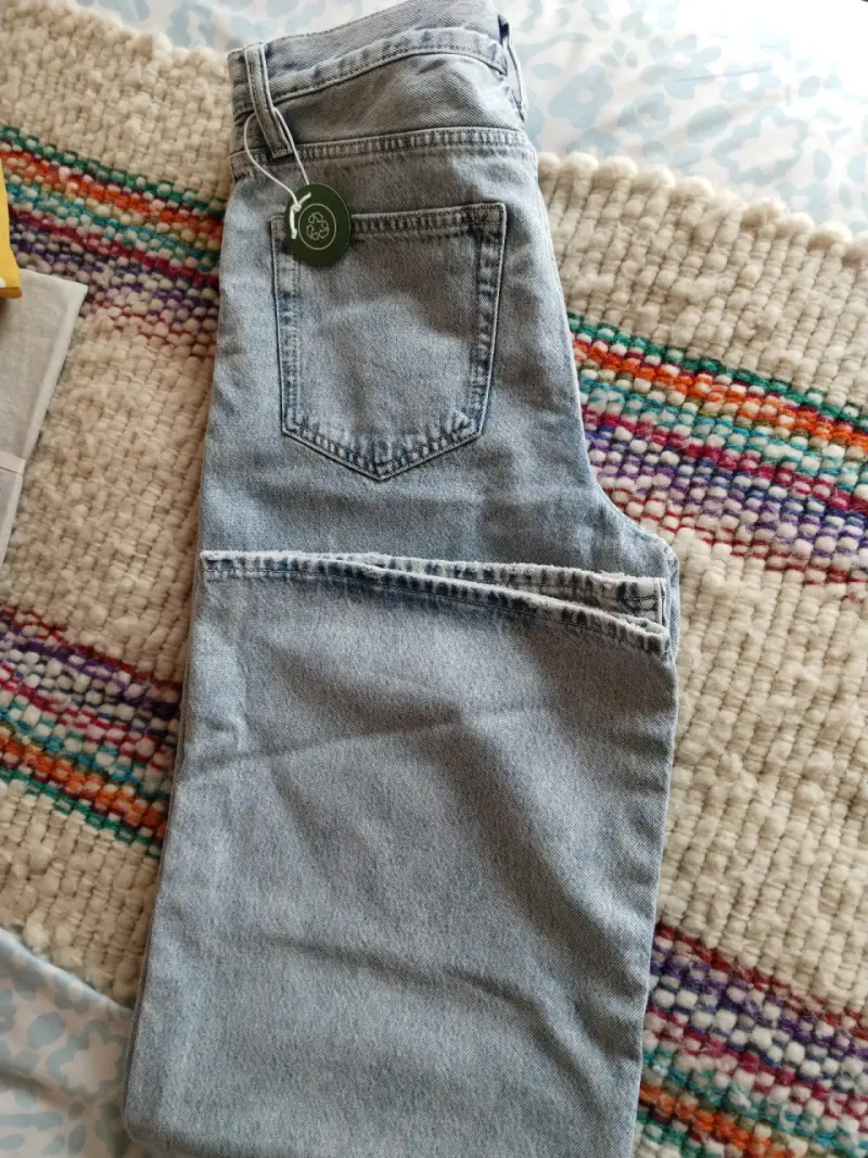 Jeans de mezclilla azul claro con diseño desgastado - 3