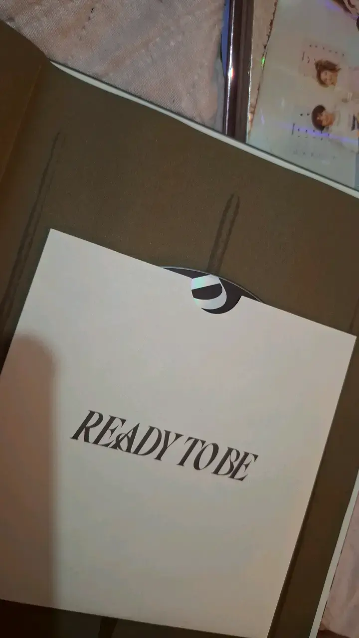 Álbum de música 'Ready To Be' de TWICE - 3