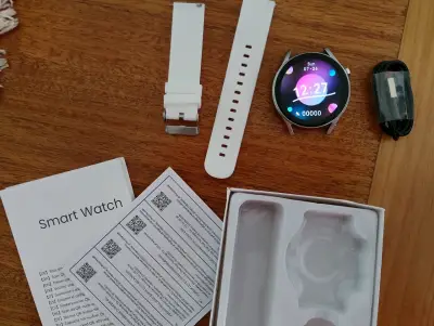 Smartwatch con correa blanca y cargador - miniatura 1