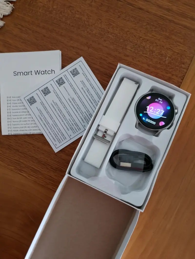 Smartwatch con correa blanca y cargador - 2