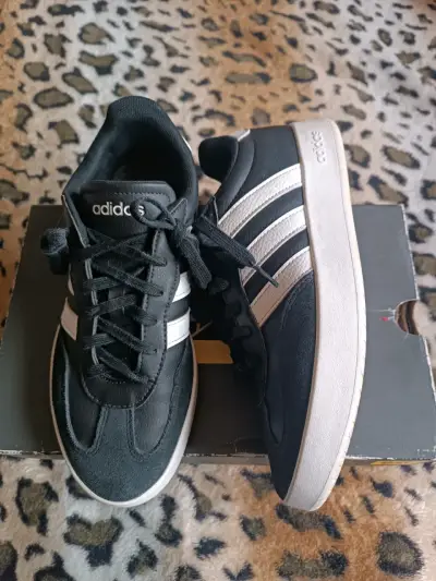 Zapatillas deportivas Adidas negras y blancas - miniatura 1
