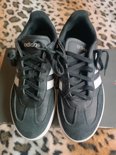 Zapatillas deportivas Adidas negras y blancas - miniatura 2