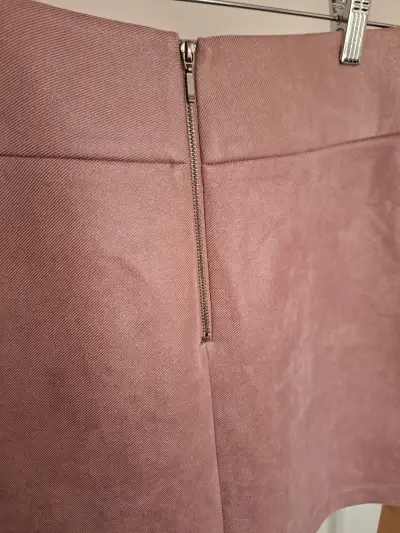 Falda iO corta rosada con botones - miniatura 3